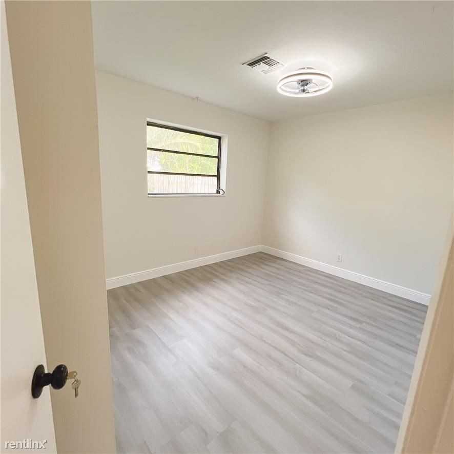 211 Sw 17th St - Photo 3 of 10