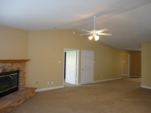 466 Parkview Dr - Photo 3 of 20