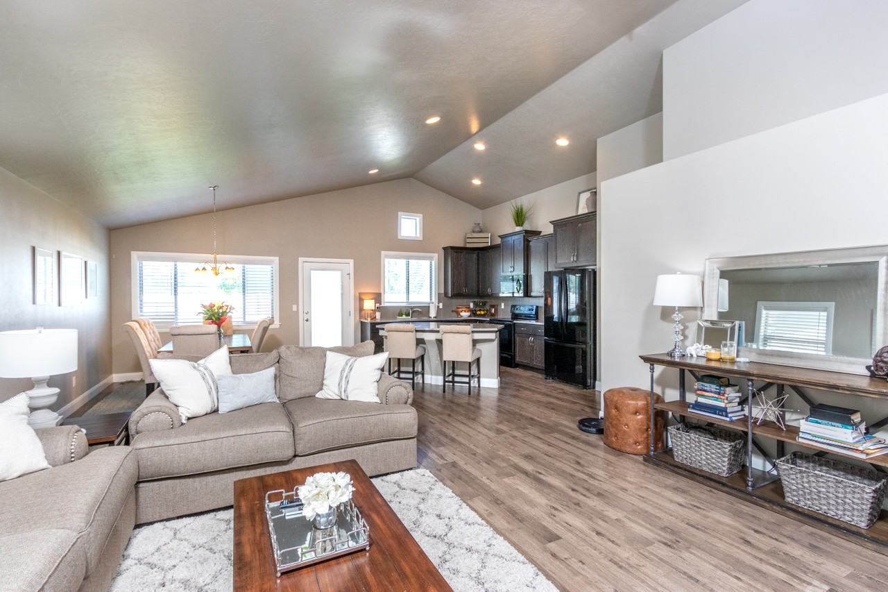 5316 W Los Flores St - Photo 6 of 29