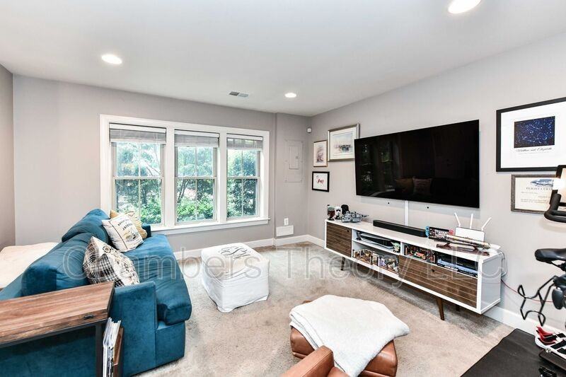 2505 S Kenmore Ct - Photo 5 of 45