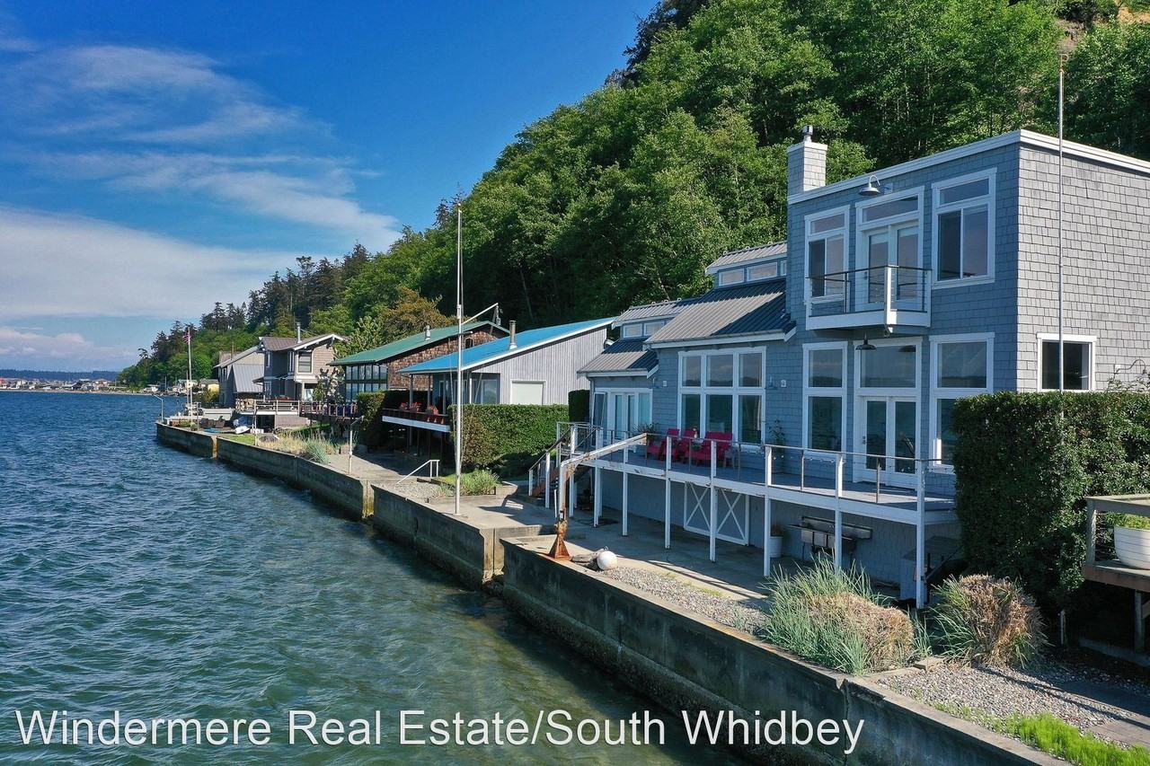 2056 Eastpoint Dr - Photo 3 of 50