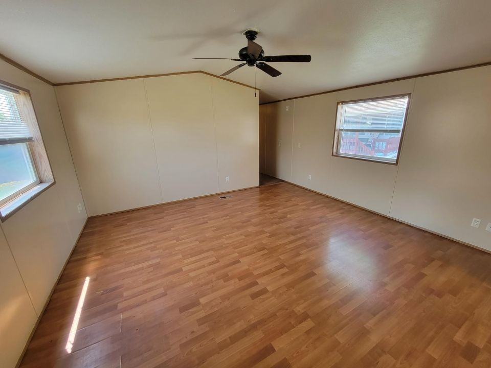 1004 E 8th St - Photo 2 of 9
