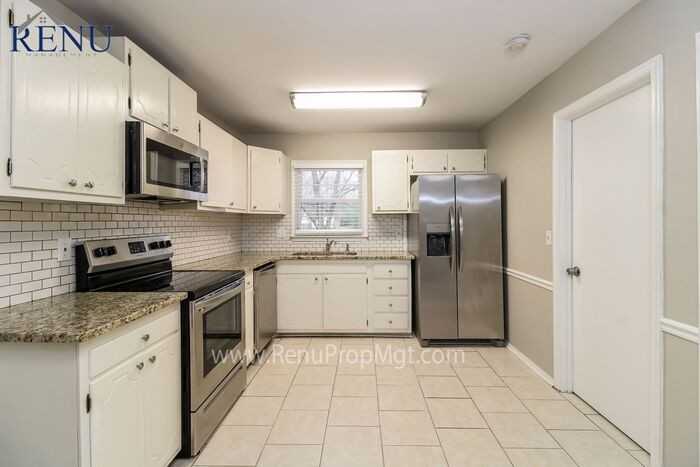 5411 Amberhill Dr - Photo 3 of 17