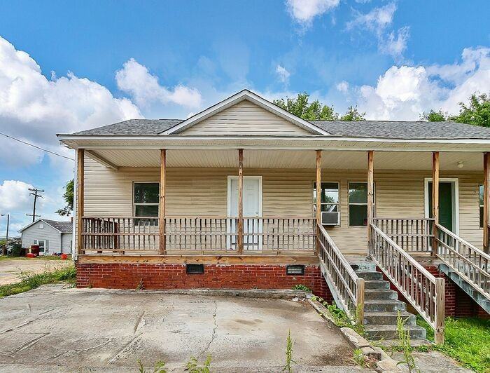 1109 6th St #A - Photo 2 of 34