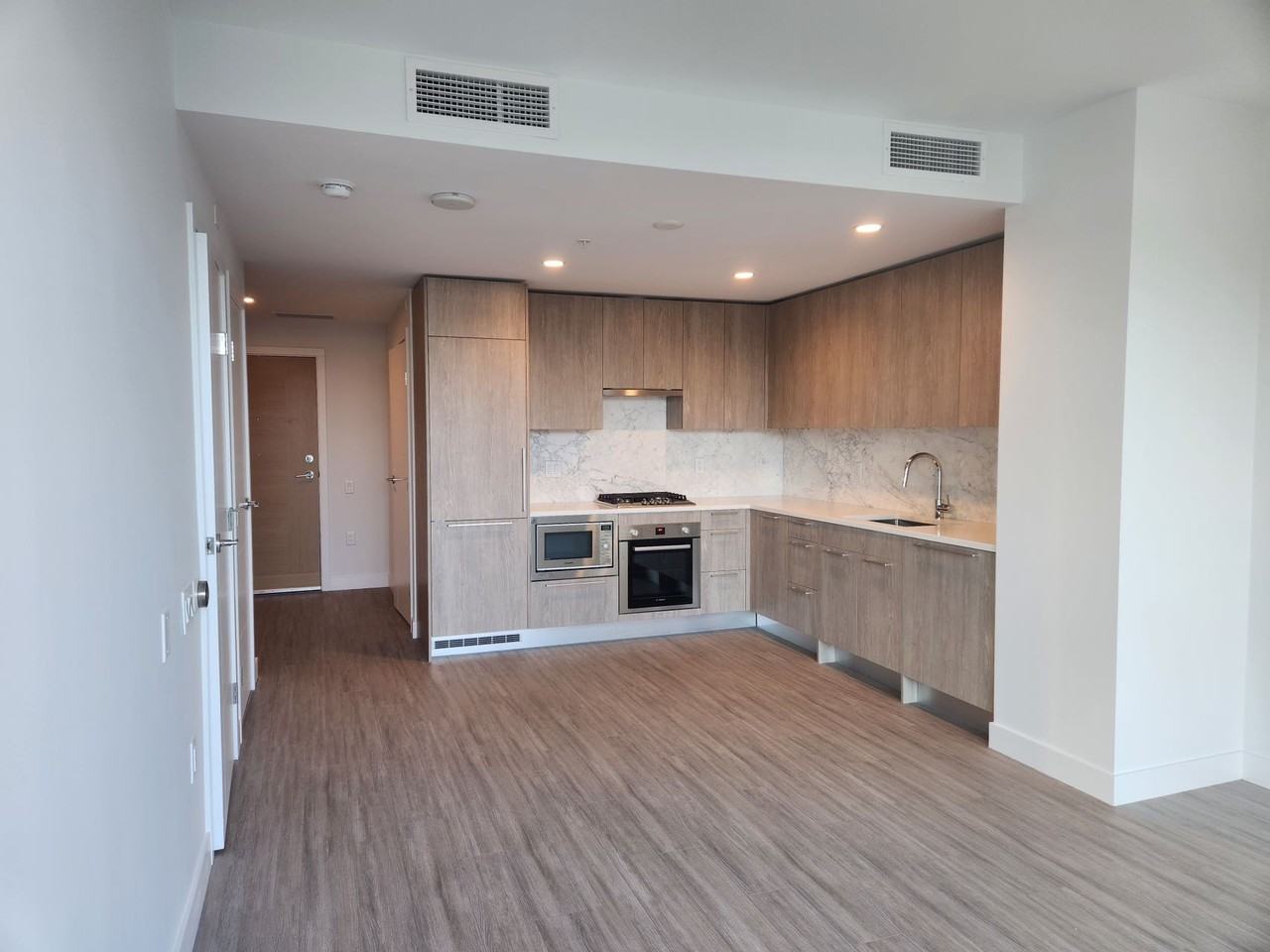 6398 Silver Avenue 302, Burnaby, BC V5H 0K7 1 Bedroom Apartment for