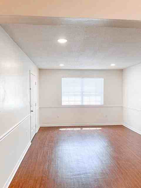 411 Virginia Ave N - Photo 2 of 3