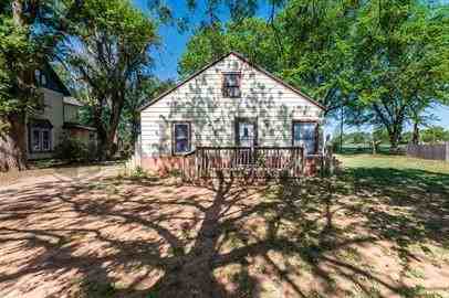 211 N Hutchinson St - Photo 2 of 17