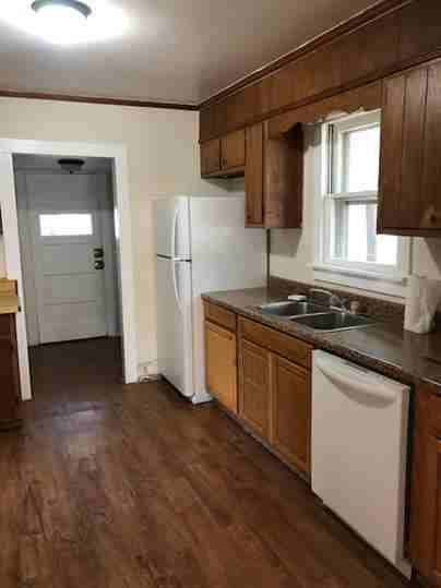 110 Hayward Ave - Photo 3 of 8