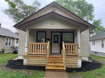 2119 Clay St - Photo 2 of 5