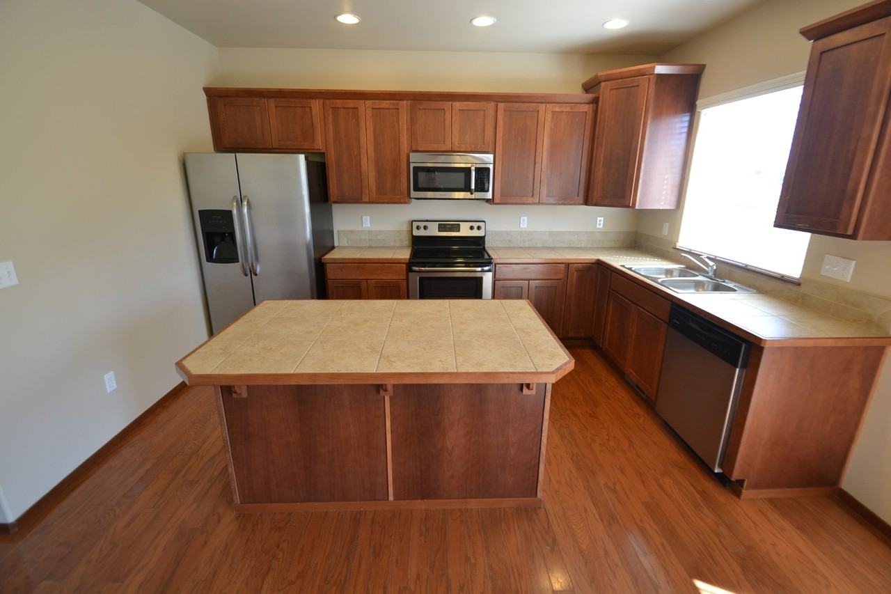 1010 Grant Pl - Photo 2 of 10