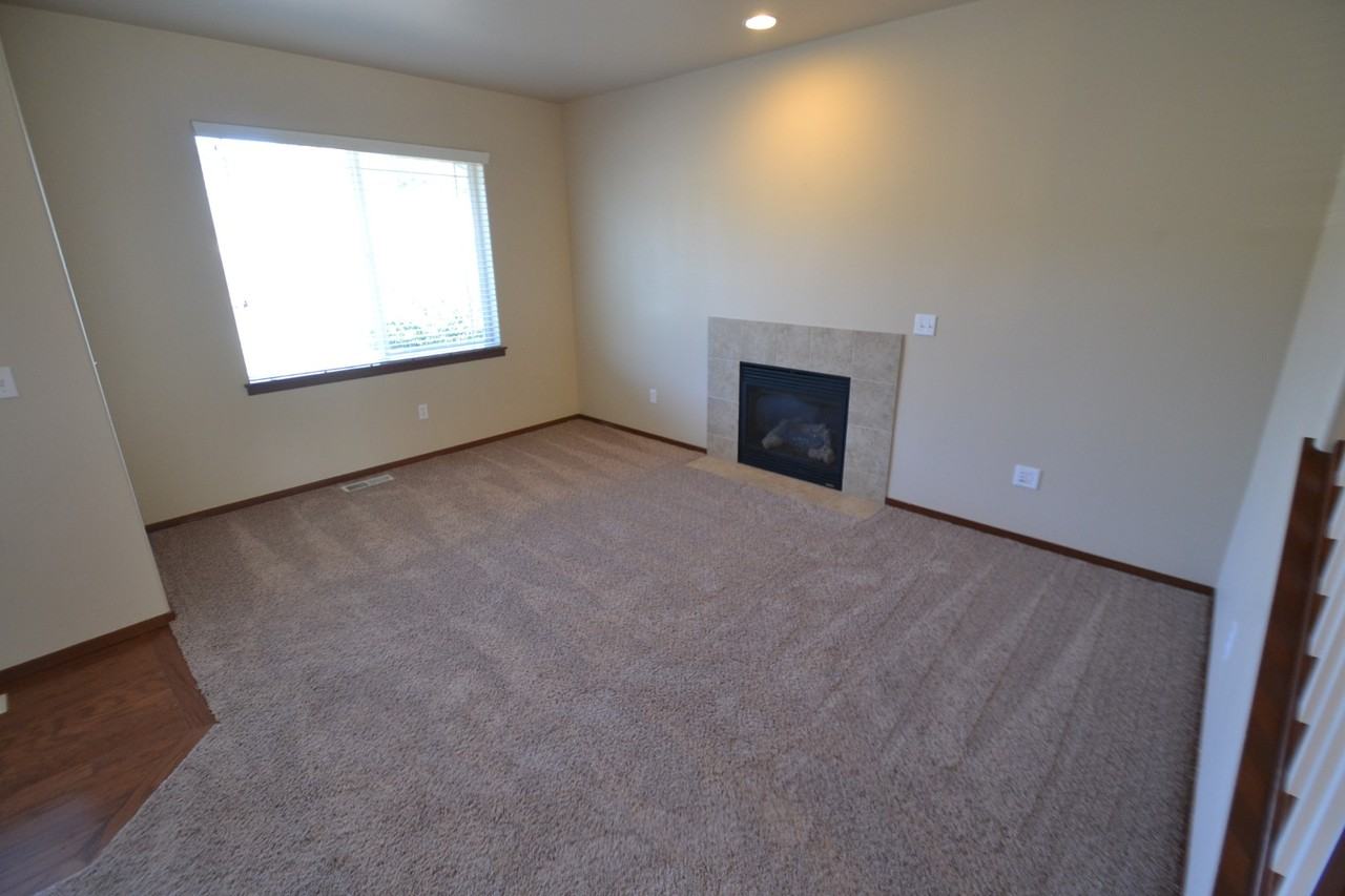 1010 Grant Pl - Photo 3 of 10