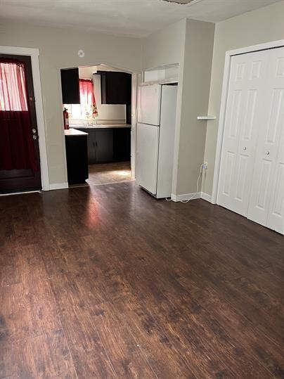 1121 Criss St - Photo 2 of 14