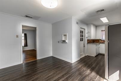 1105 Fisher St - Photo 2 of 9