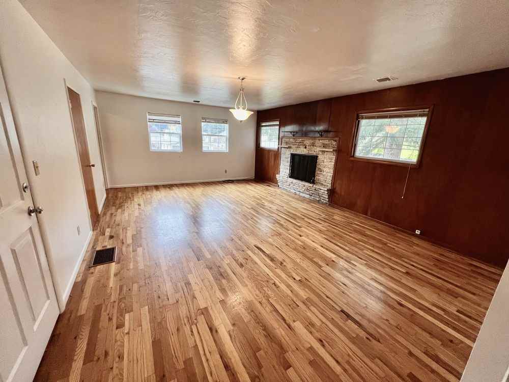 1640 N Hemlock St - Photo 2 of 8