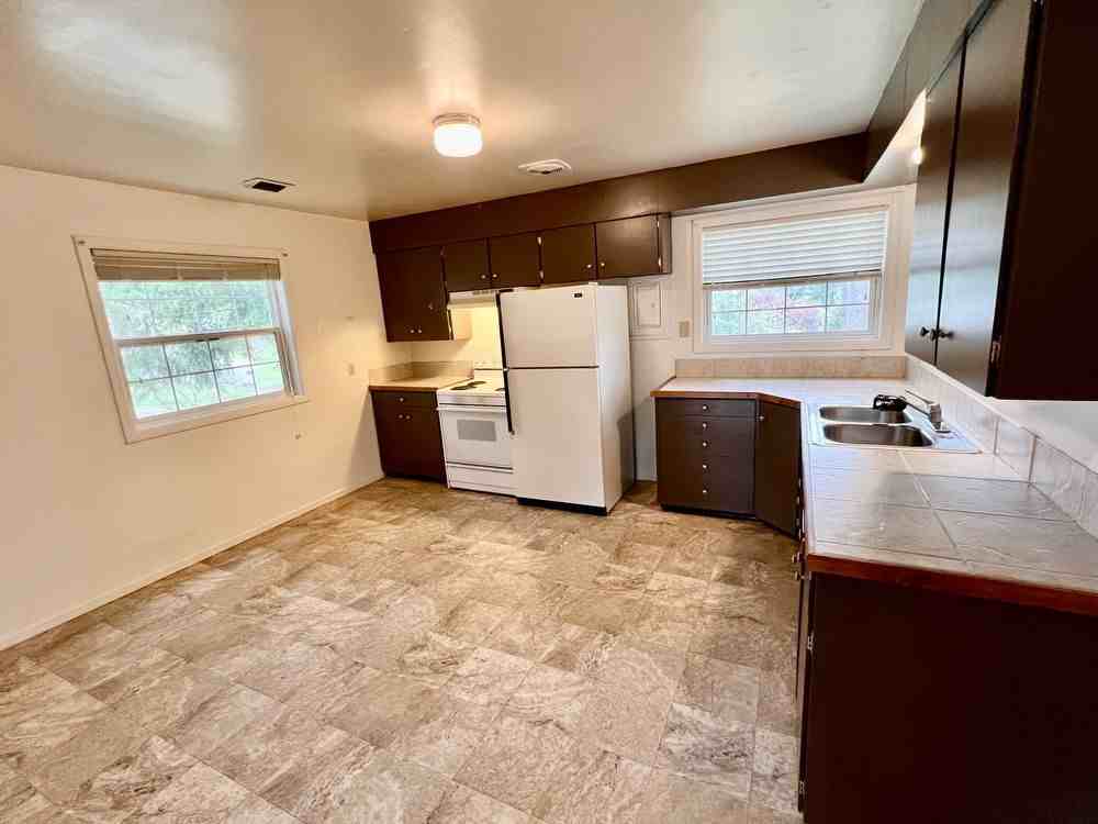 1640 N Hemlock St - Photo 3 of 8