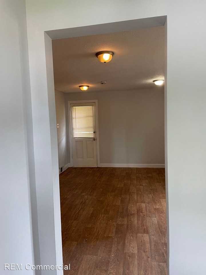 2876 Hudson Dr - Photo 2 of 9