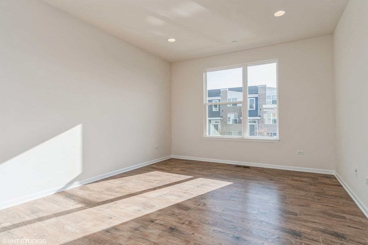 29W720 Cambridge Ct - Photo 2 of 11