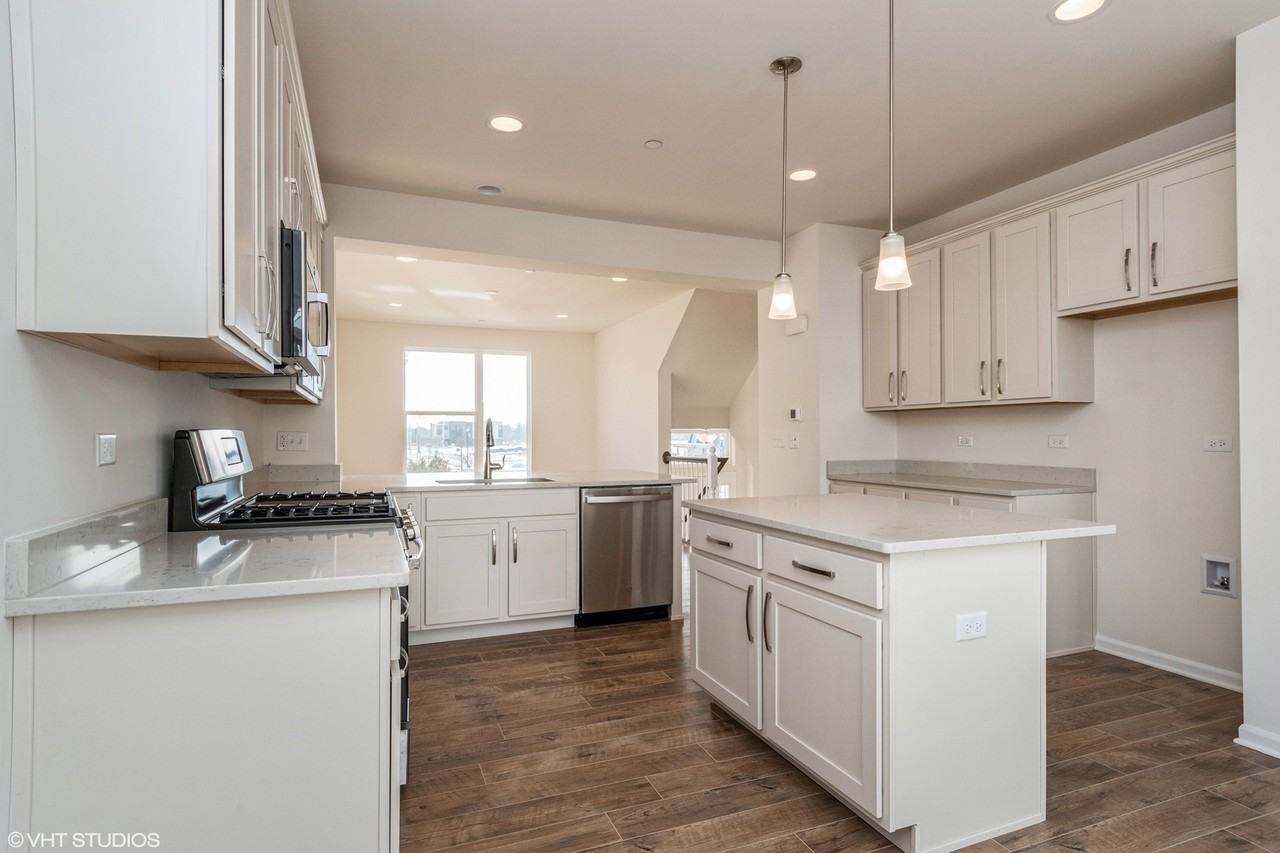 29W720 Cambridge Ct - Photo 3 of 11