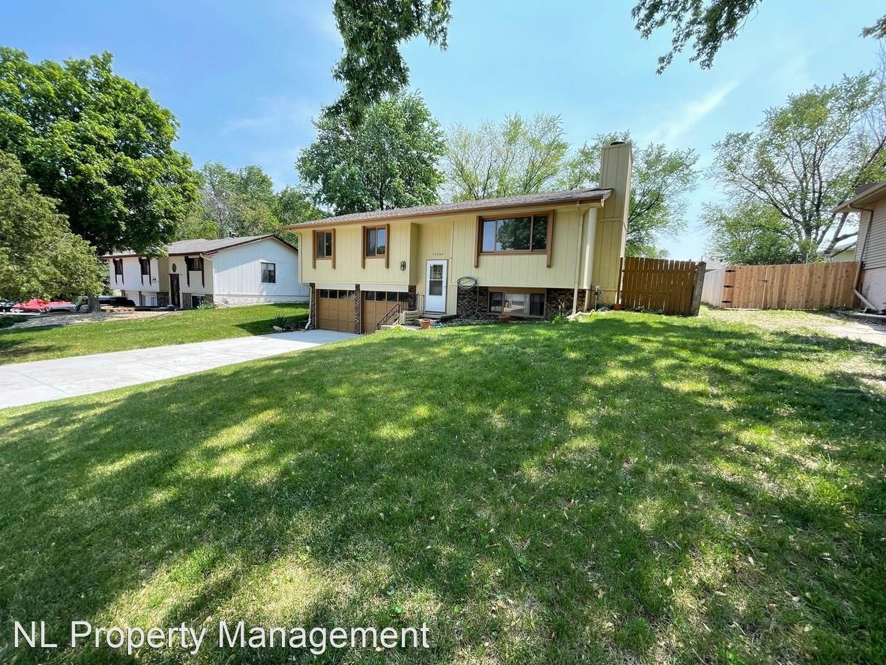 15229 Y St - Photo 2 of 11