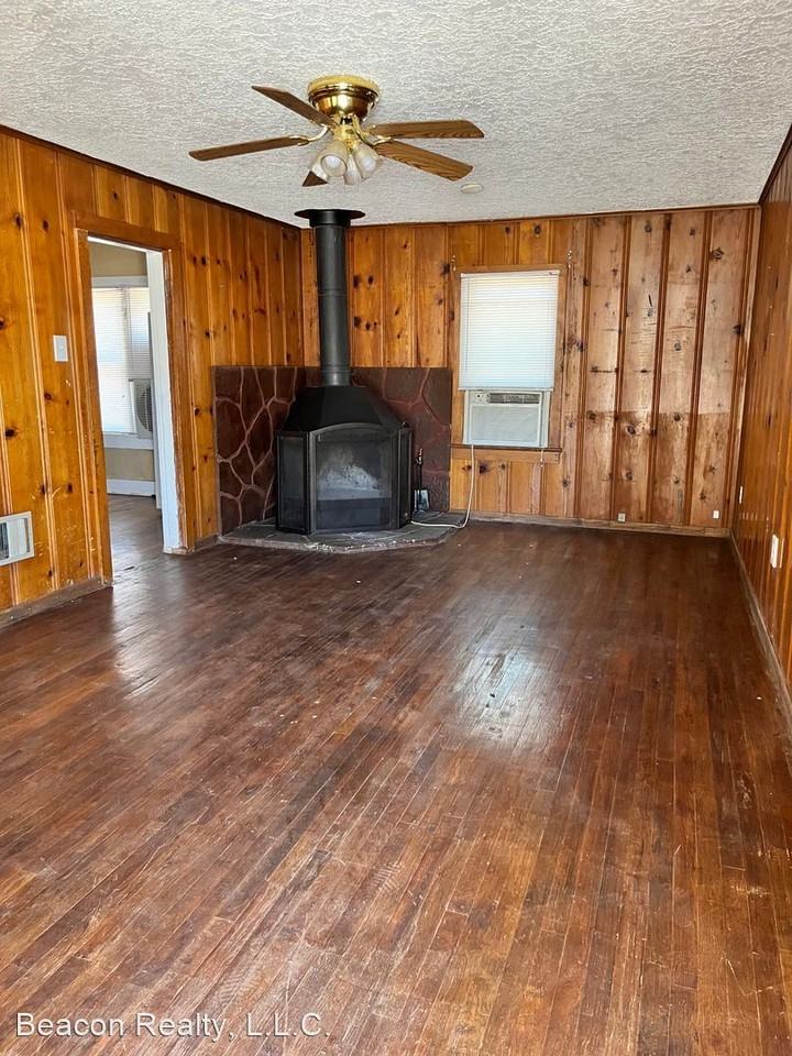 106 W 10th St - Photo 2 of 12