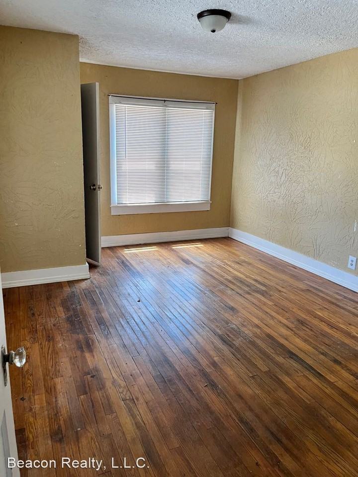 106 W 10th St - Photo 3 of 12
