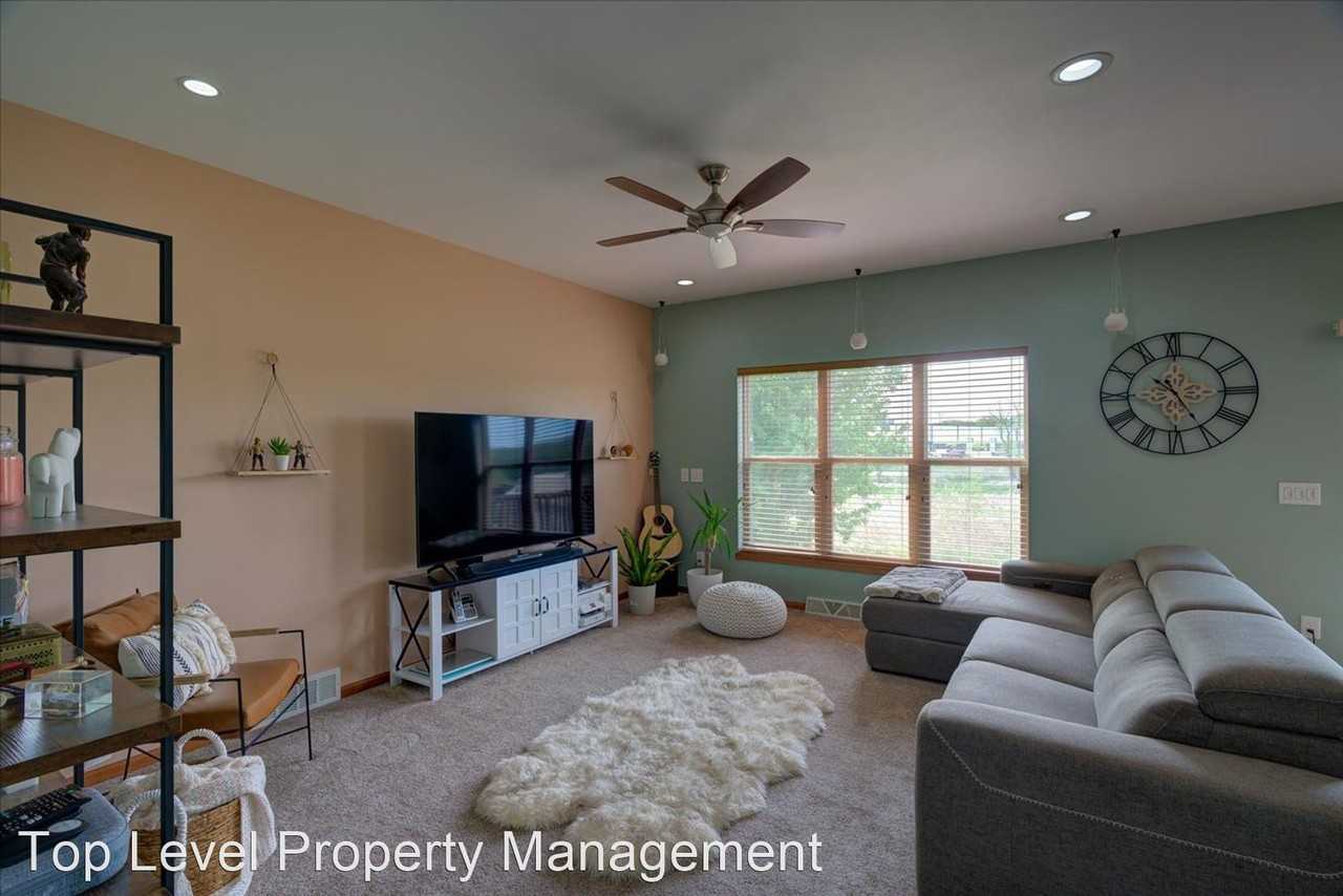 8933 Sunstone Ln - Photo 3 of 40