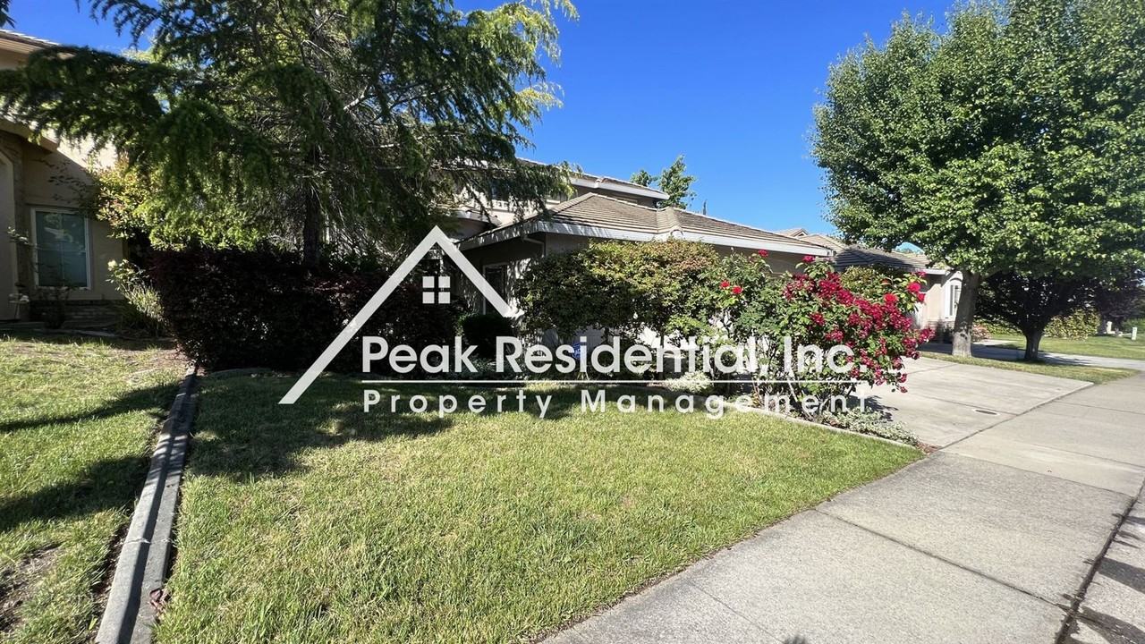 981 Cameron Dr - Photo 2 of 39