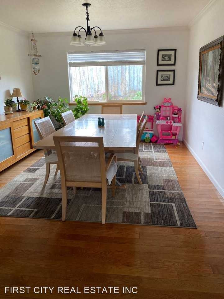 15190 Oak Hills Dr - Photo 2 of 18