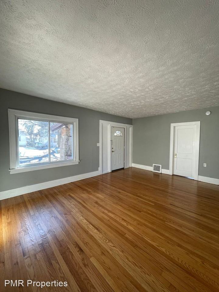 2556 Crown Point Ave - Photo 2 of 7