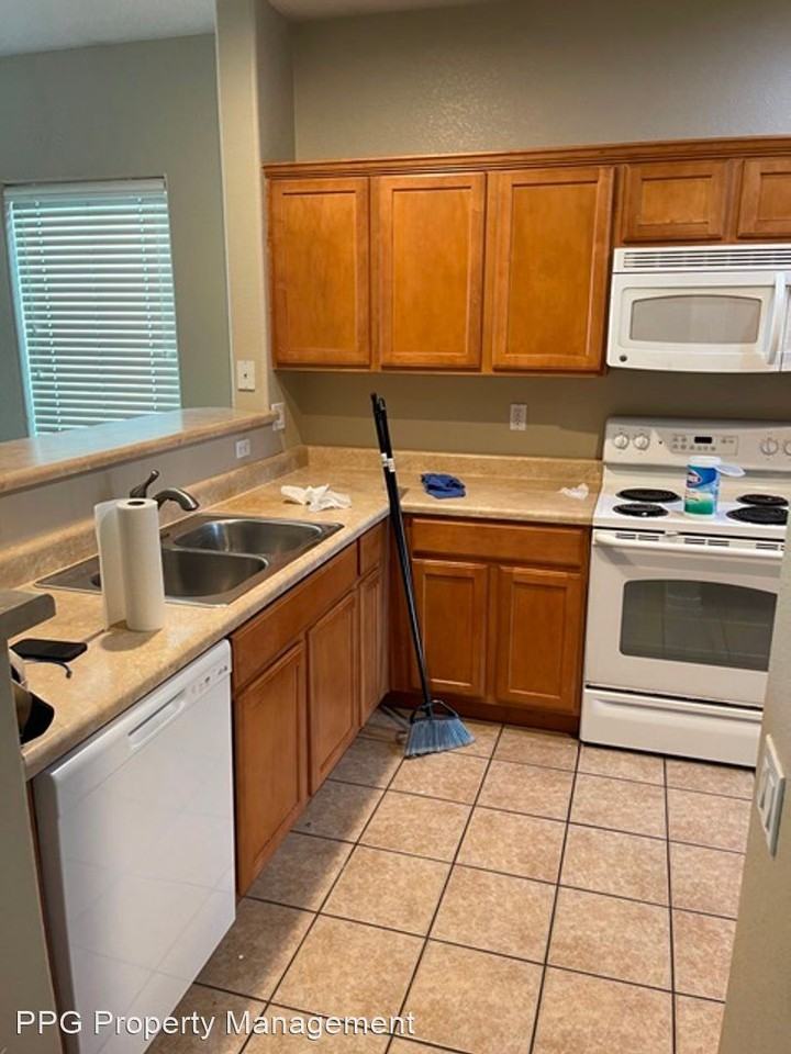 910 S 115th Dr - Photo 3 of 11