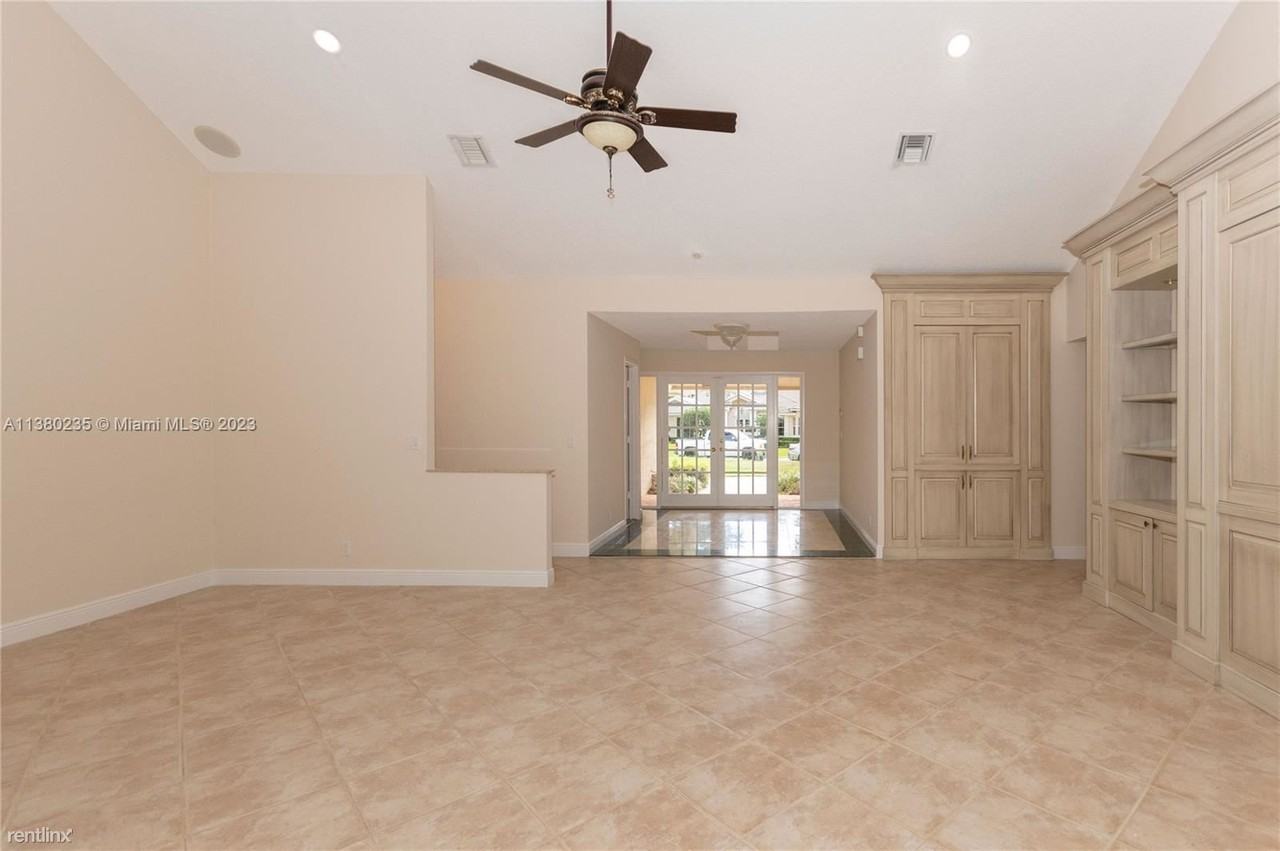 2863 Banyan Boulevard Cir Nw - Photo 3 of 18