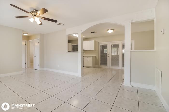 215 Lochmond Dr - Photo 3 of 16