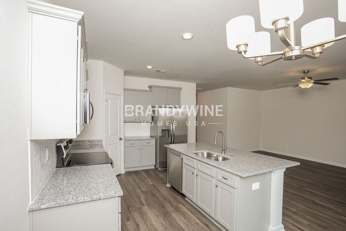 541 Glenmanor Dr - Photo 3 of 12