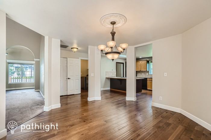 302 3rd Ave Se - Photo 3 of 13