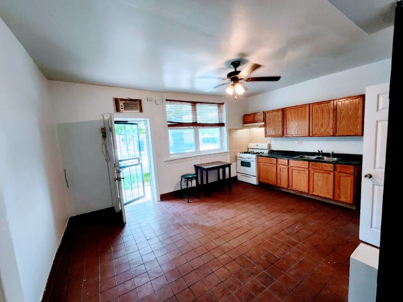 1710 West 37th Street #1 - Photo 3 of 8