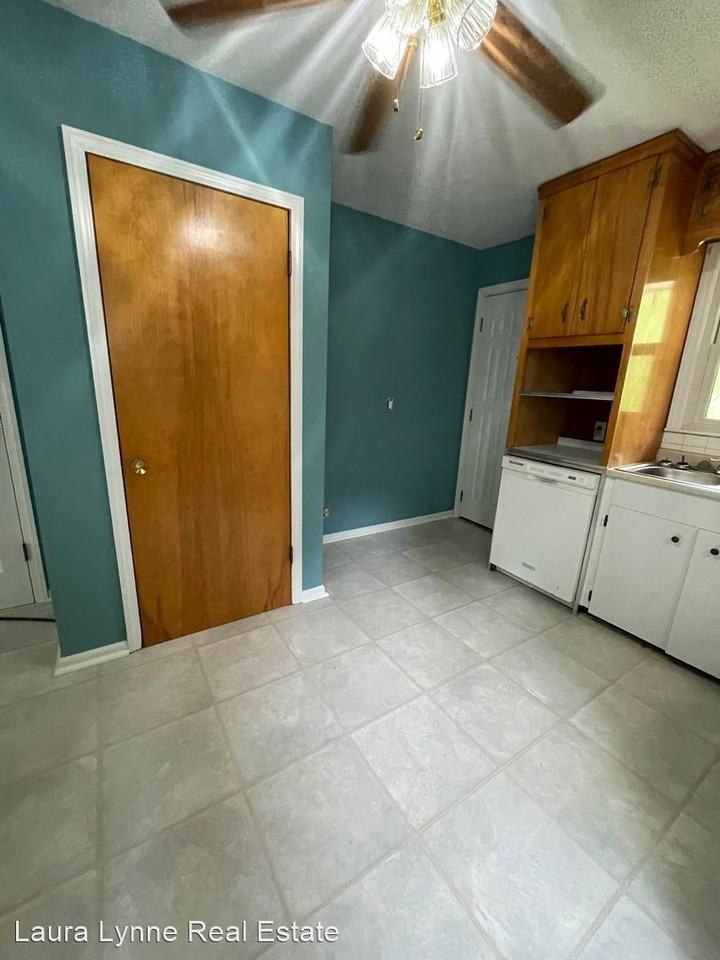 1010 W College St - Photo 2 of 19