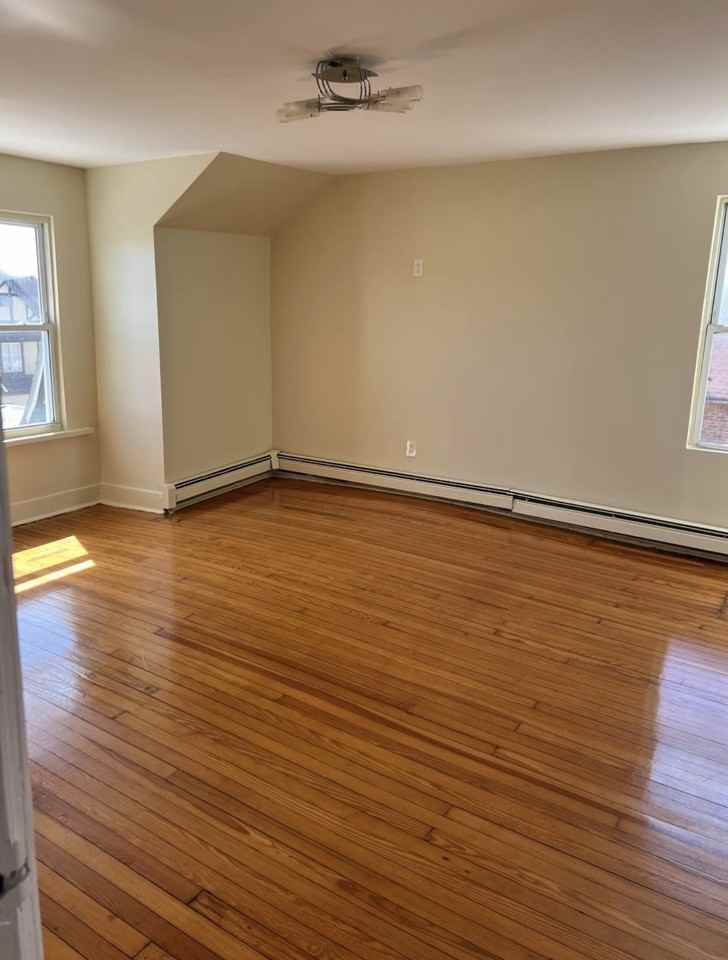 3815 Lyme Avenue 2f - Photo 2 of 5