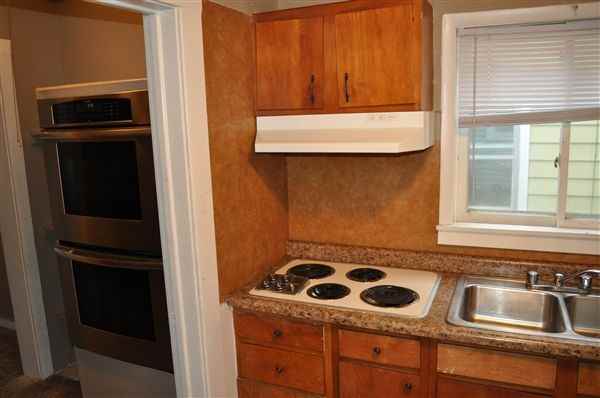 907 Clyde St - Photo 2 of 10