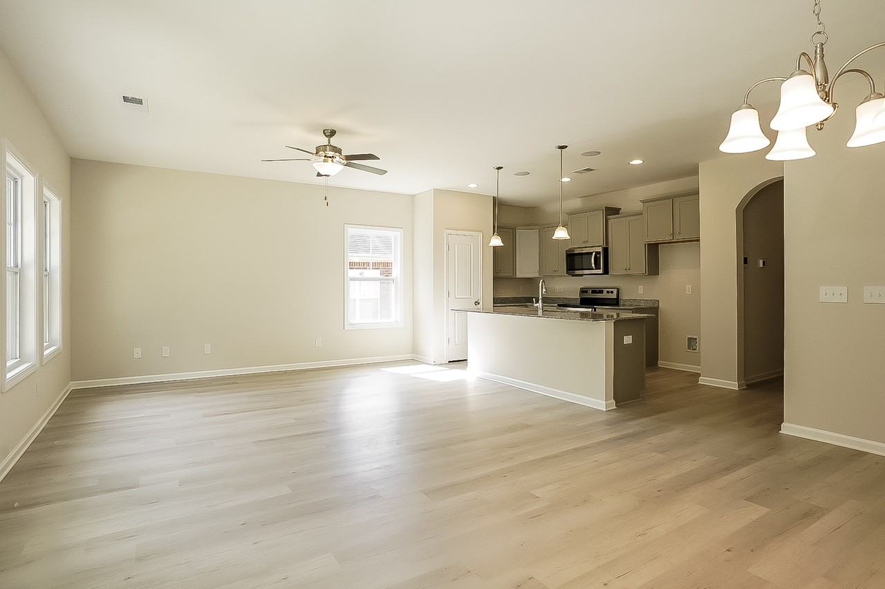 224 Bainbridge Dr - Photo 5 of 18