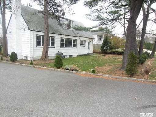 84 Middle Neck Rd - Photo 3 of 19