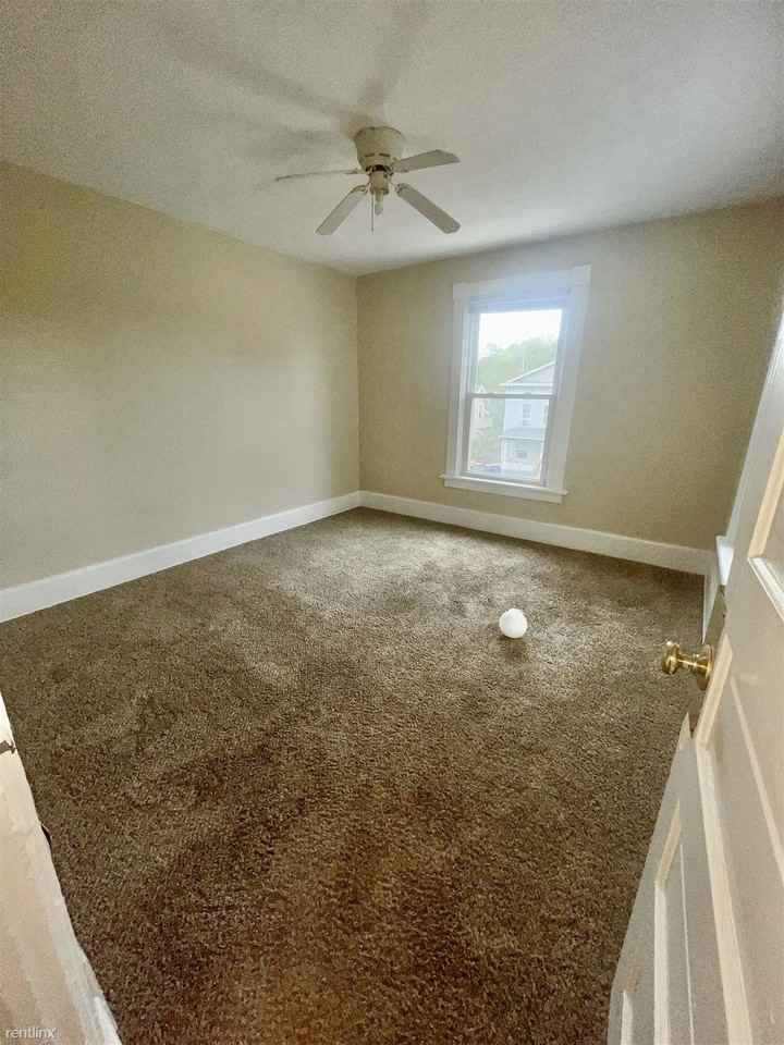 635 Lafayette Ave Ne - Photo 3 of 5