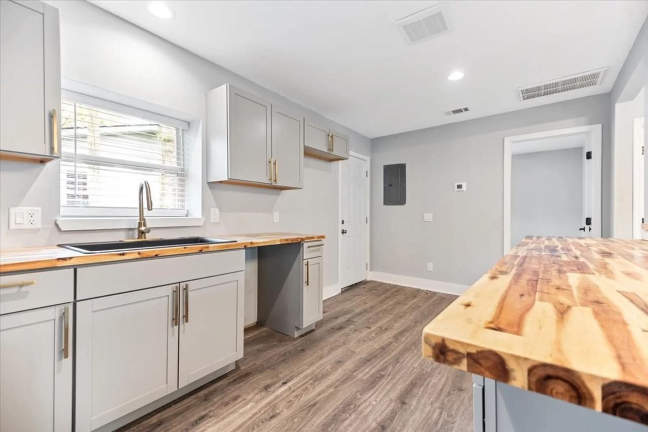 1004 W 53rd St - Photo 3 of 17