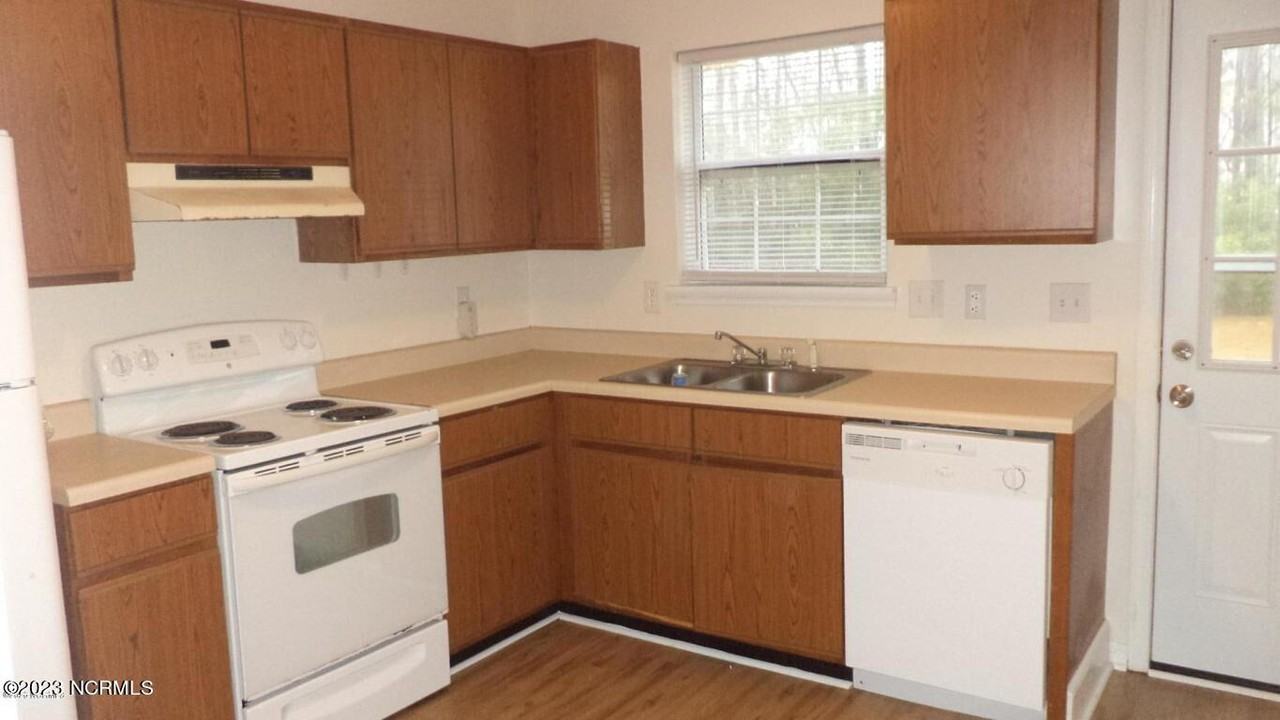 212 Live Oak Court - Photo 3 of 4