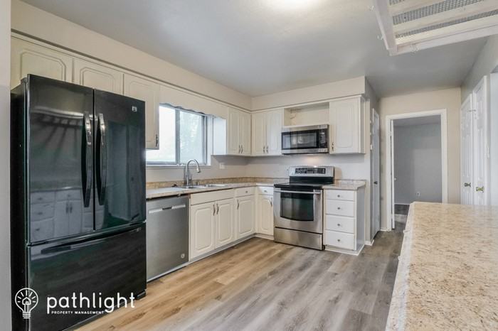 1102 Yosemite Dr - Photo 3 of 18