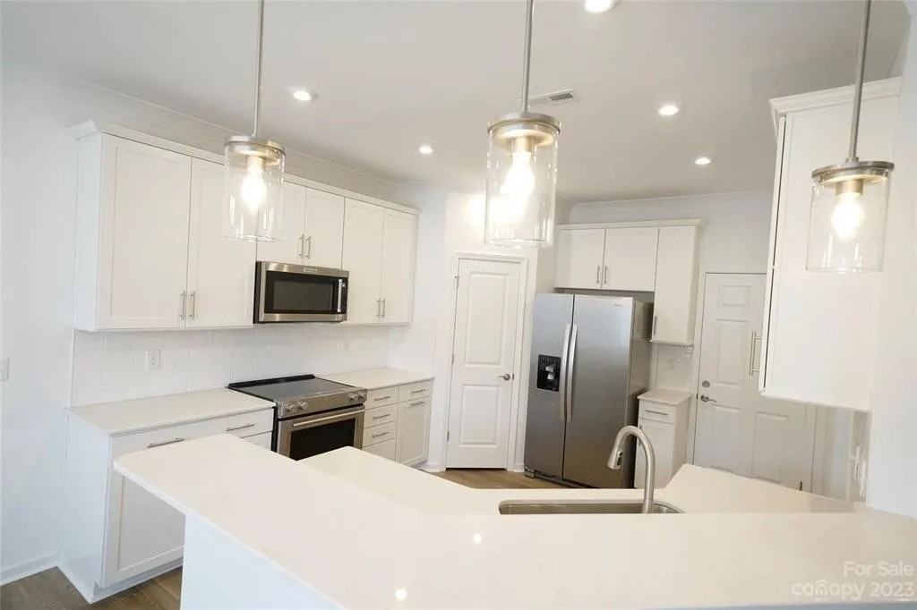 22047 Lani Dr - Photo 3 of 43