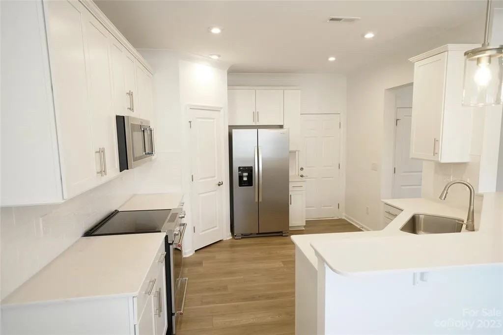 22047 Lani Dr - Photo 4 of 43