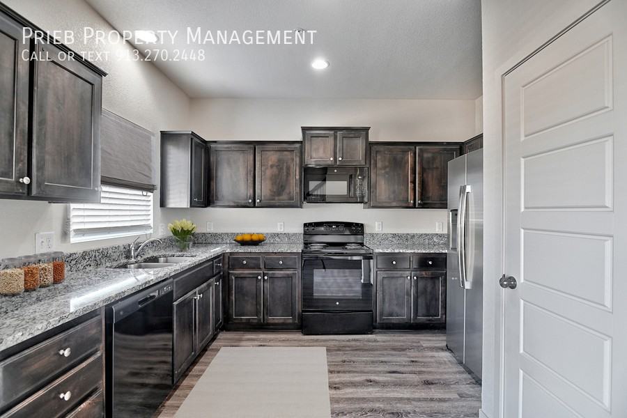 8915 8915 Findley St - INTERIOR UNIT #6 - Photo 2 of 20