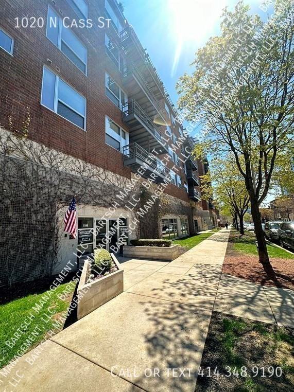 1020 N Cass St - Photo 2 of 9