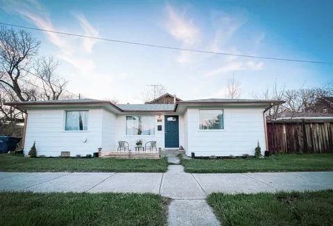 515 E Clark St - Photo 2 of 24