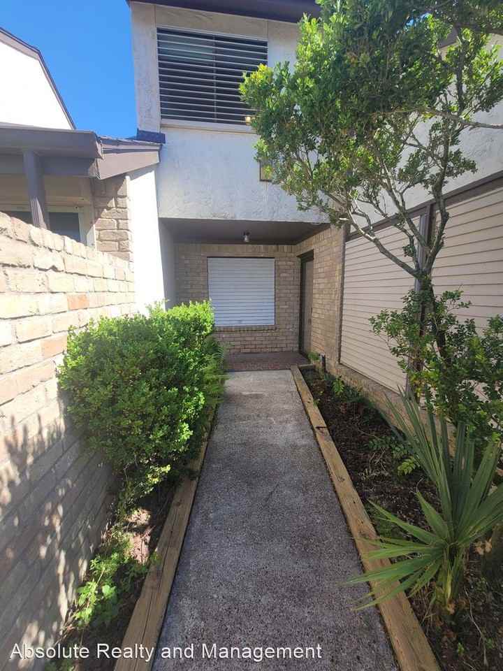 7523 Beaudelaire Cir - Photo 3 of 22